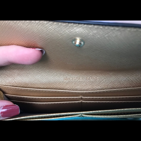 Gold Michael Kors wallet - Picture 3 of 3